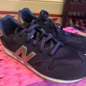 New Balance 520 Navy & Rose Gold Size 8. Like new!